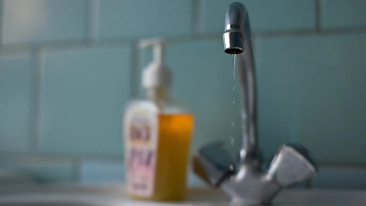 В Новороссийске объявлены адреса, где нет воды из-за аварии. Куда обращаться за питьевой водой — инструкция для жителей