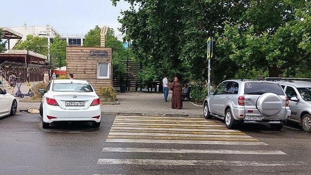 Главная картинка новости: Полиция ищет парня, который сбил на электросамокате пенсионерку у Центрального рынка Новороссийска