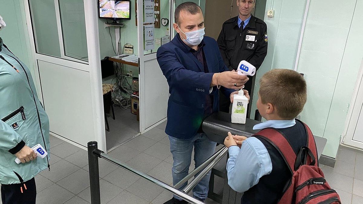 Главная картинка новости: Коронавирусные ограничения в российских школах продлили до 2024 года