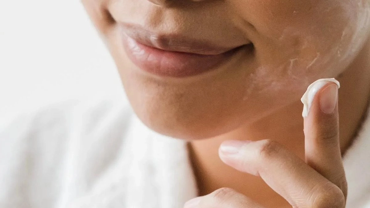 Главная картинка новости: После 40 перешла на два бюджетных крема — кожа сияет: косметолог сказала, что я все делаю правильно