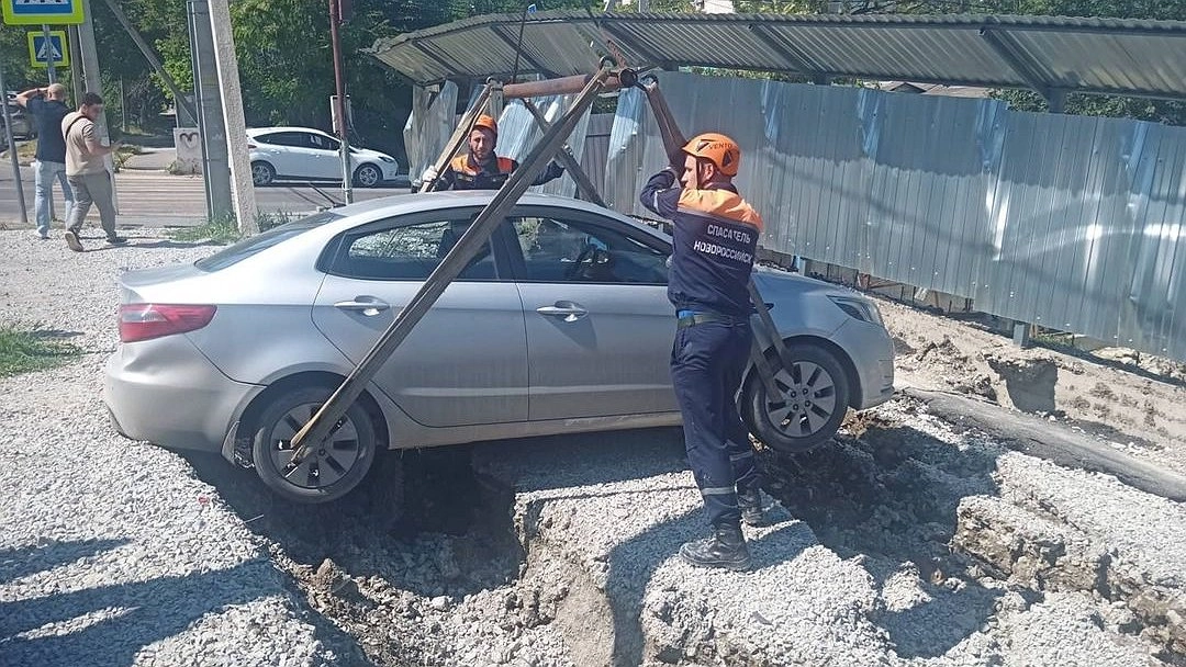 Застройщик пообещал возместить ущерб автолюбителям Новороссийска, чьи машины ушли под землю