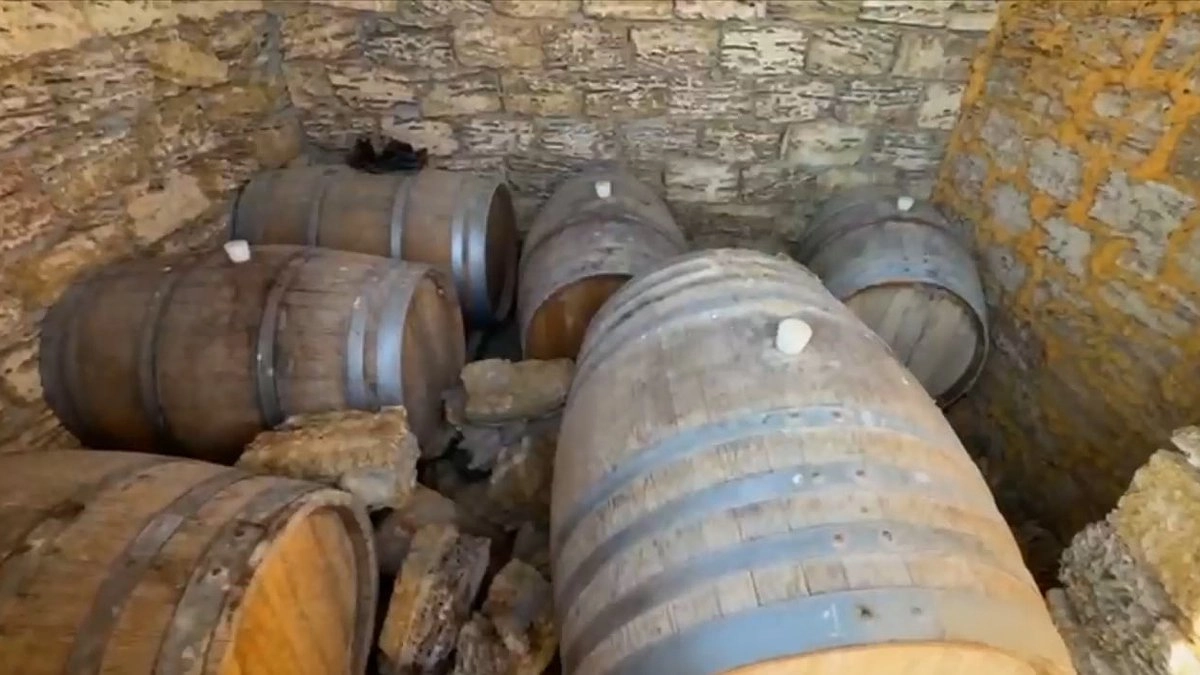 Главная картинка новости: Самогонный бизнес под видом сувениров: в Новороссийске задержали предпринимателя с 5 тоннами домашнего вина