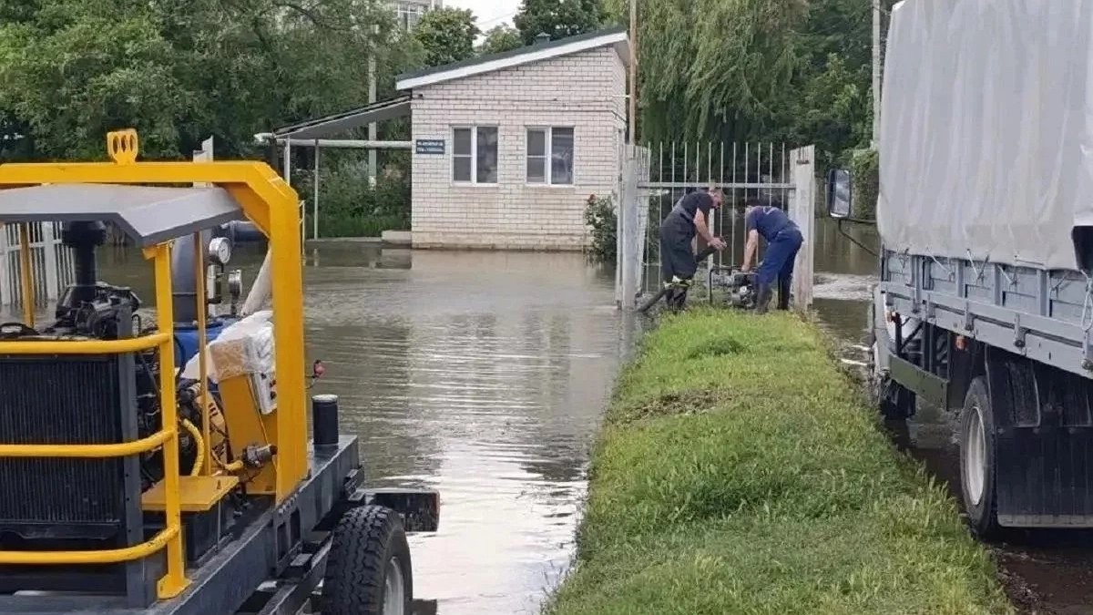 Краснодар после ливней: спасатели обработали более 400 заявок за 3 дня — где сейчас идут работы