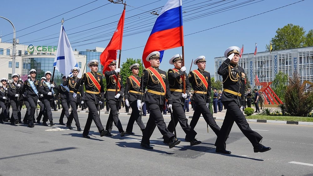 В Новороссийске прошел военный парад в честь 81-й годовщины Победы: легендарный Т-34 открыл шествие