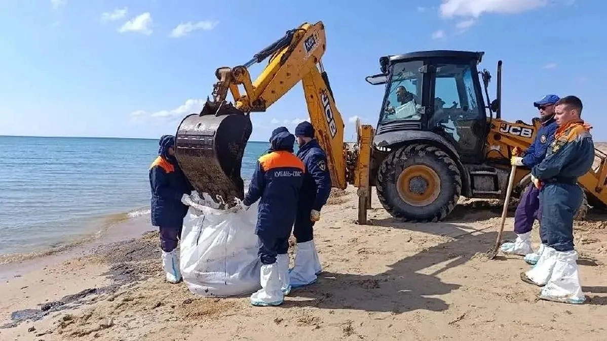 Более тысячи мешков загрязненного грунта собрали за сутки на пляже у берегов Анапы