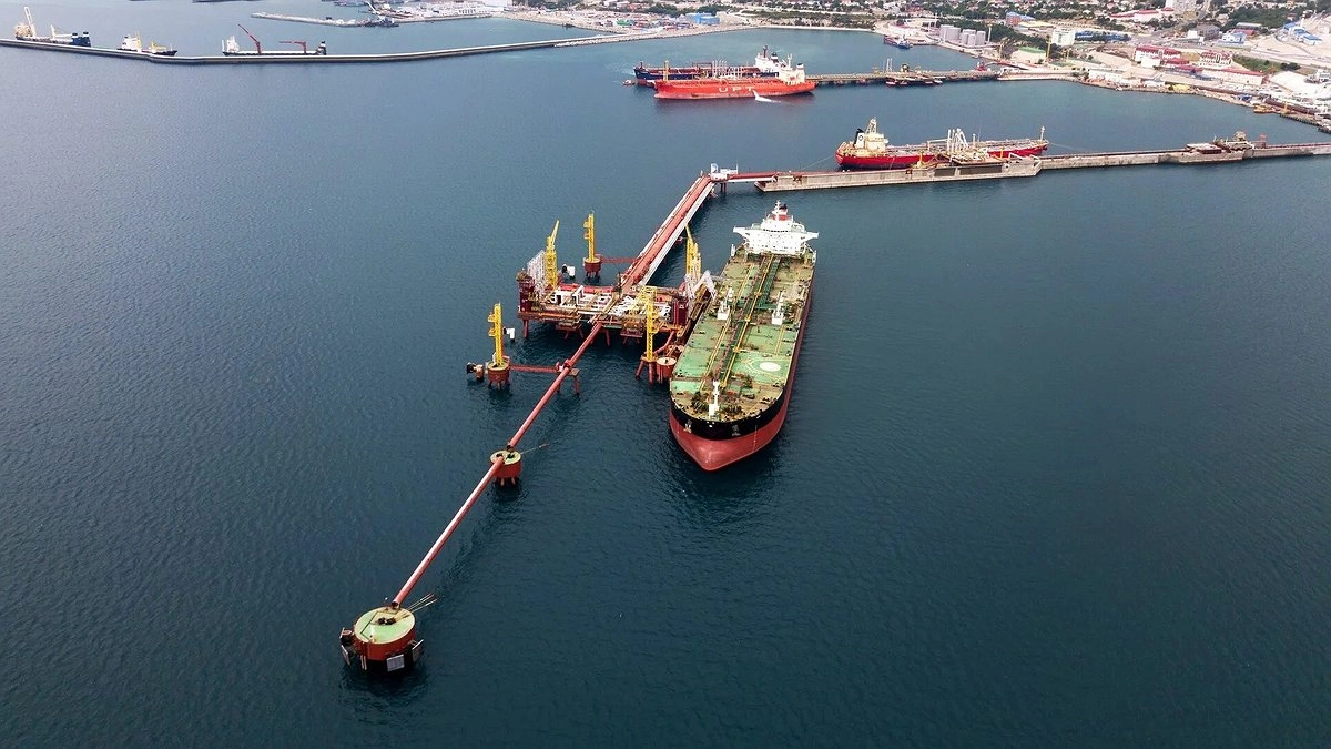 Главная картинка новости: На Кубани вновь зафиксировали разливы мазута