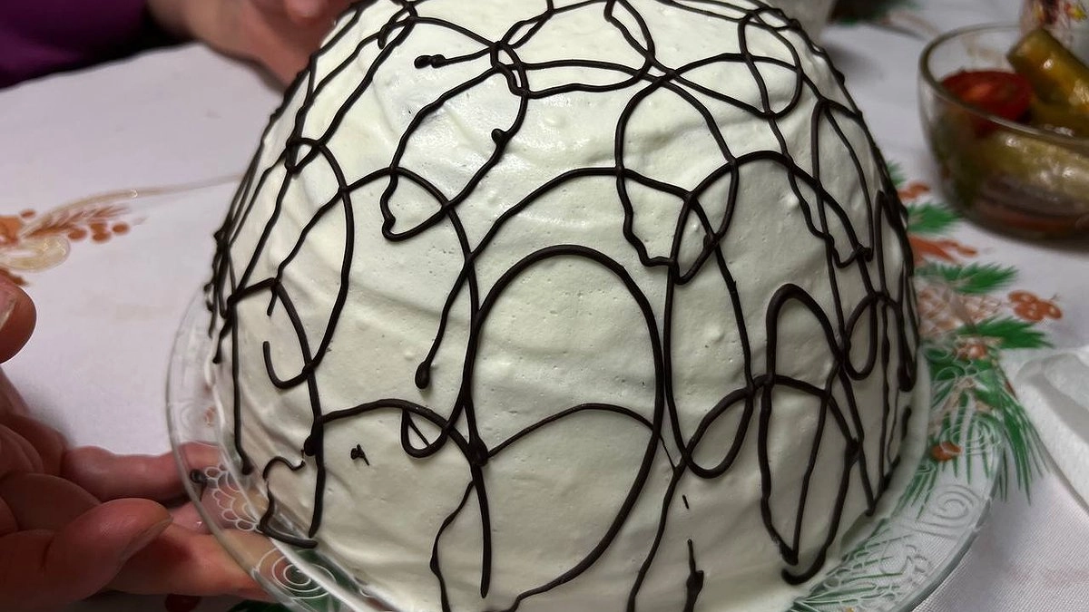 Главная картинка новости: Гости нагрянули, а в холодильнике шаром покати: этот торт замешивается ложкой за минуту