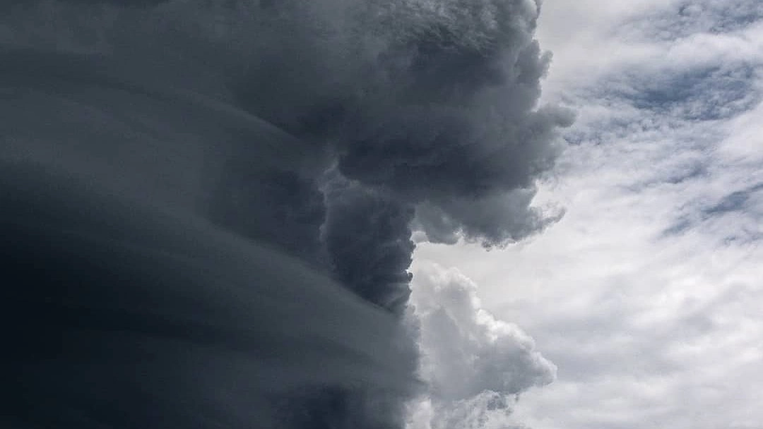 Свинцовые тучи и пенные волны. 25 кадров бушующей стихии в Новороссийске