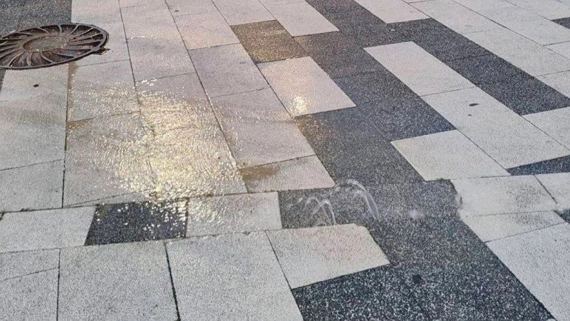 В Новороссийске устранена утечка воды, но жители обеспокоены медленной реакцией властей