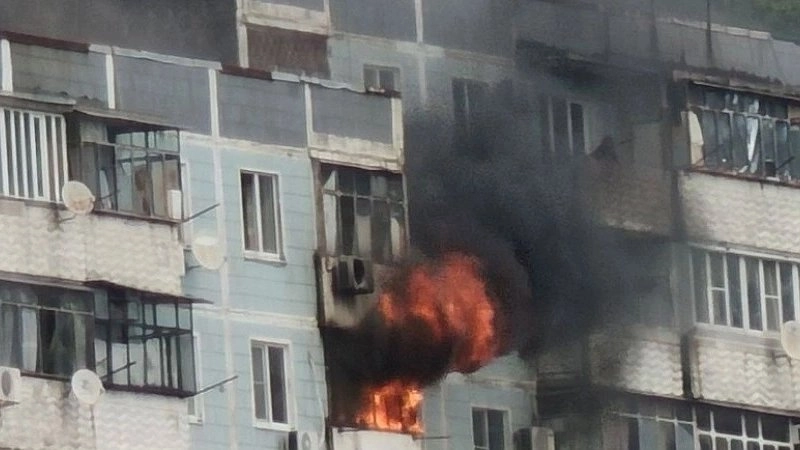 Главная картинка новости: 7 октября горел дом на Шесхарисе в Новороссийске