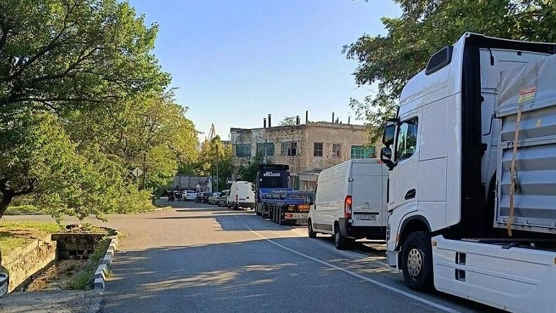 Ограничение движения грузовых автомобилей на улице Магистральной в Новороссийске