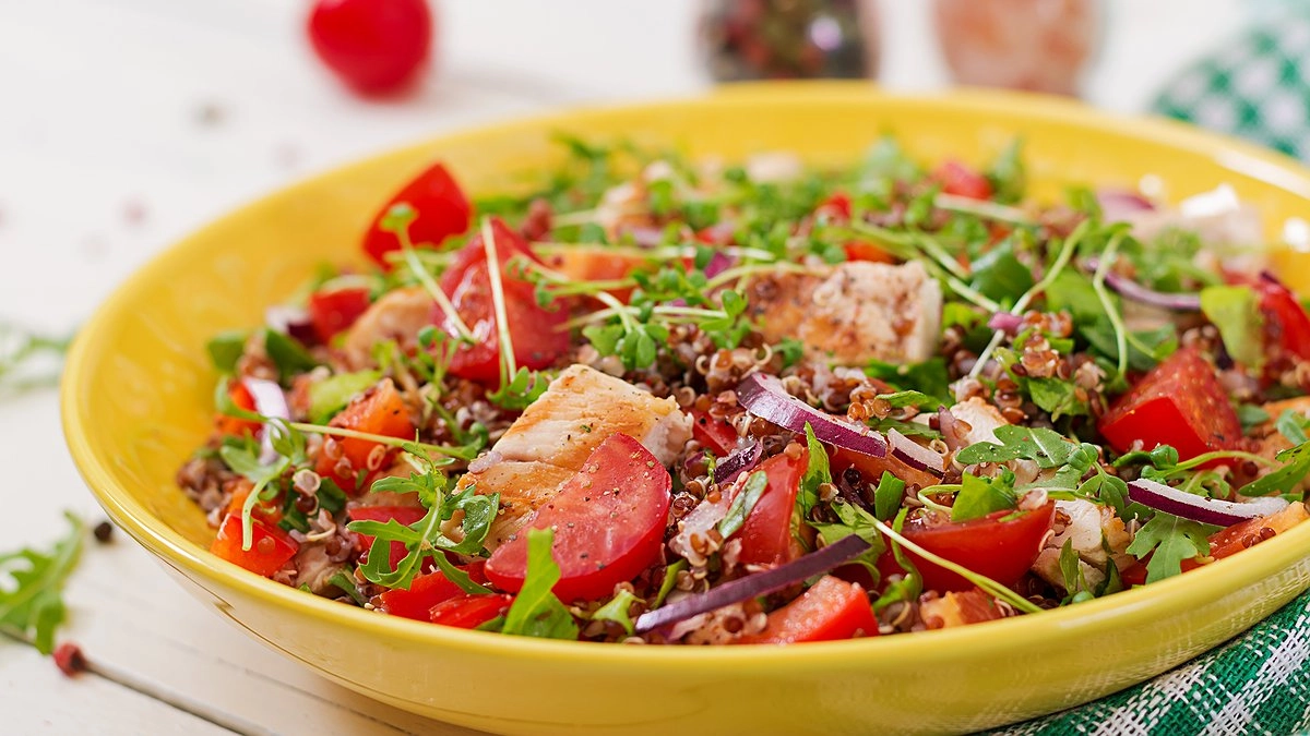 Салат «Тоскана» с индейкой, вялеными томатами и апельсиновым соусом: рецепт для летнего настроения