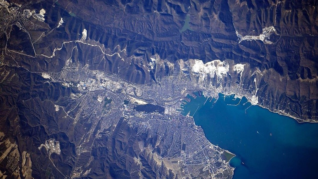 Главная картинка новости: Космонавт поделился снимком Новороссийска с орбиты