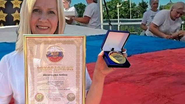 Новороссийский кондитер испекла самый большой торт в России в цветах триколора