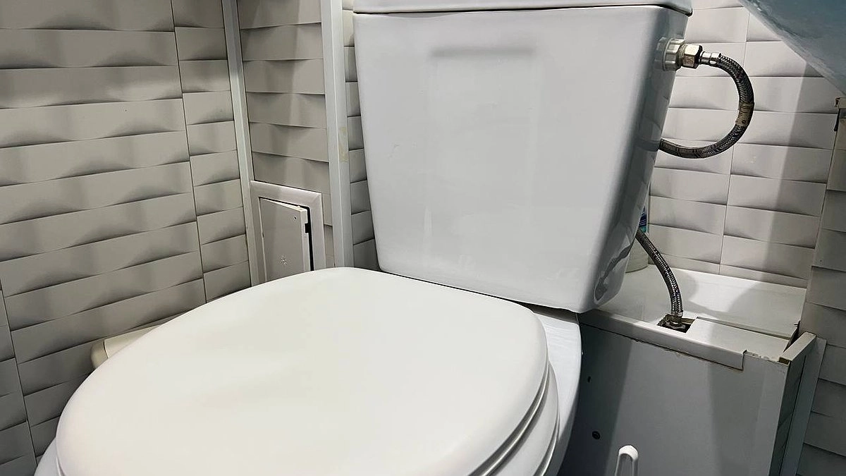 Почему стоит всегда опускать крышку унитаза: важная привычка для здоровья