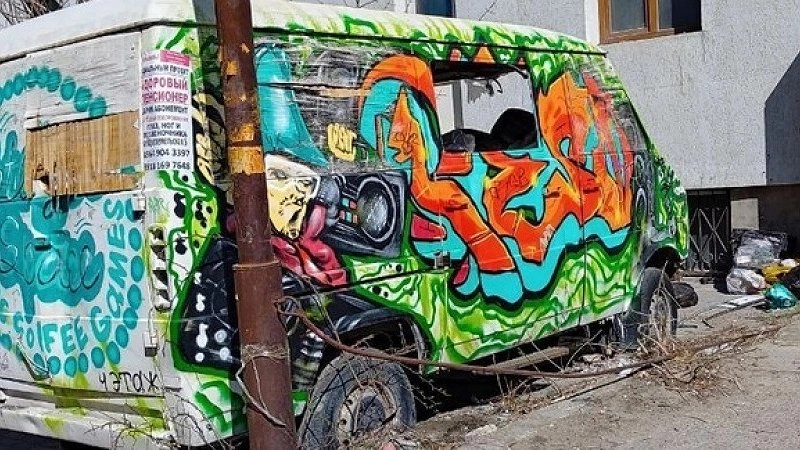 Брошенный микроавтобус на проспекте Дзержинского портит облик Новороссийска