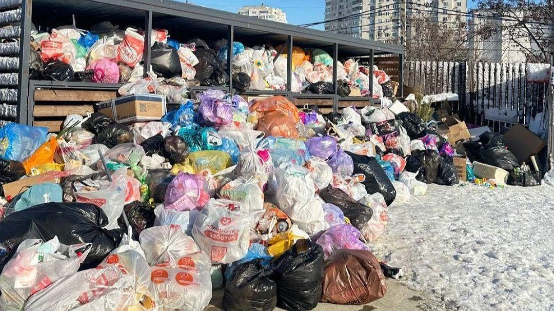Главная картинка новости: «Мусор не вывозят до весны?»: Новороссийск задыхается от отходов из-за погоды и бездорожья