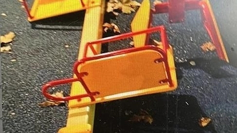 Вандалы разгромили новую детскую площадку на набережной Новороссийска