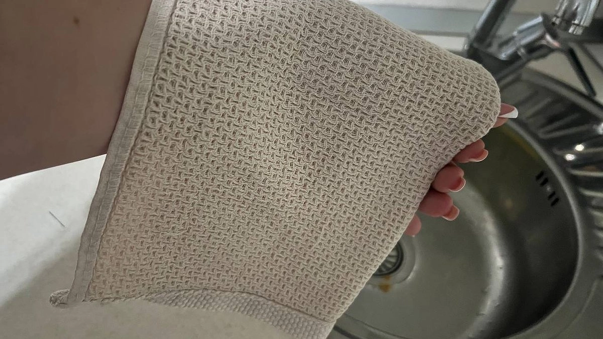 Главная картинка новости: Всего 3 ложки в таз — и полотенца мягче пуха и воздушнее облака: даже самая старая тряпка станет нежной