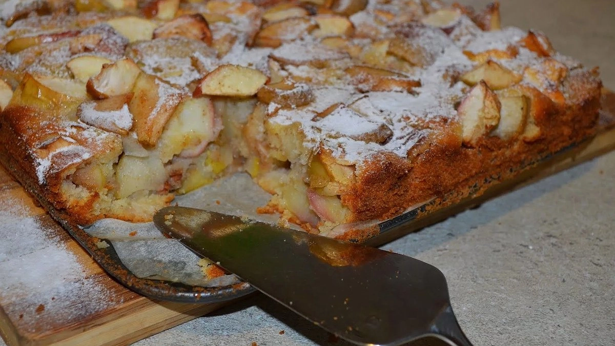 Яблочный пирог с ностальгической начинкой: вкуснее магазинных тортов