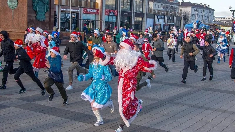 Сотня зимних волшебников: в Новороссийске устроили массовый забег в костюмах Деда Мороза