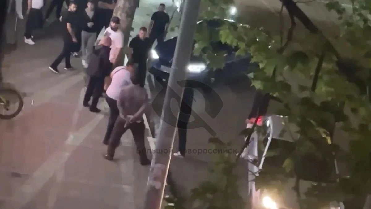 Драка на перекрёстке в Новороссийске: полиция устанавливает личности участников