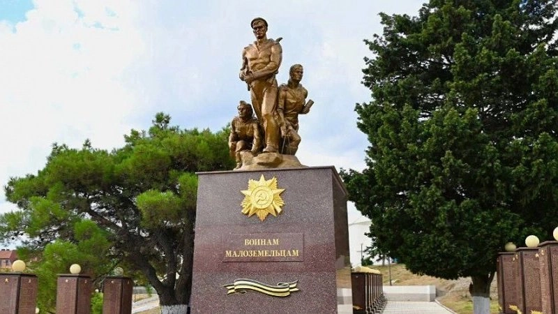 Главная картинка новости: Новый сквер у «Братской могилы» под Новороссийском