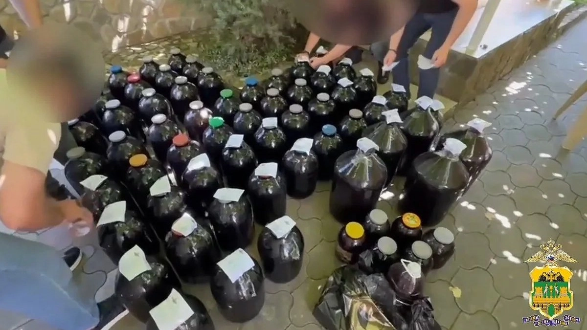 У пенсионера в Геленджике изъяли 1,3 тонны вина — полиция проводит проверку