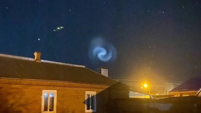 Ученые раскрыли тайну загадочных голубых спиралей в небе