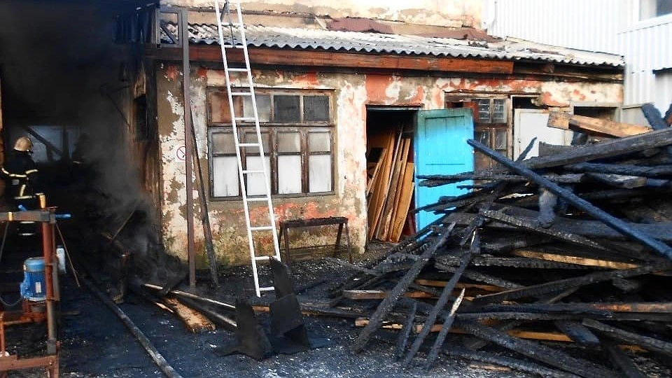 Из-за короткого замыкания в Новороссийске сгорело складское помещение
