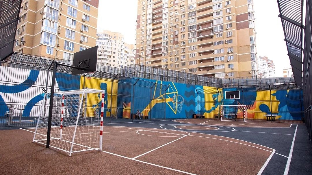 Море, яхты, чайки: художники разрисовали спортплощадку в Новороссийске