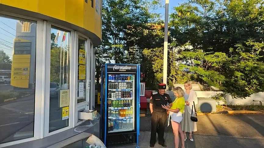 В Новороссийске волонтеры дежурят на АЗС. Зачем они там и как помогают водителям