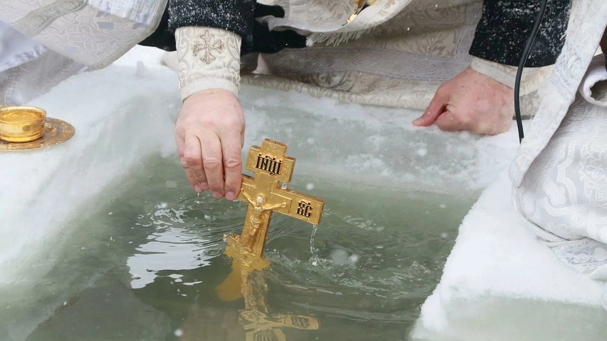 Главная картинка новости: Где в Геленджике можно окунуться на Крещение: полный список из 7 официальных мест для купания
