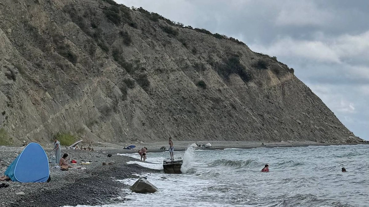 Главная картинка новости: Осень наступает: на каких пляжах Кубани можно продлить лето еще на неделю