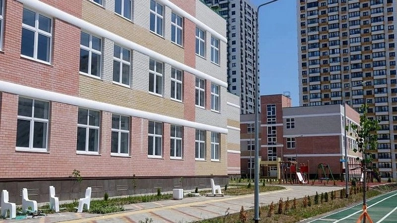 В гимназии, где произошла давка на линейке, открыли дополнительную секцию ворот для входа учеников