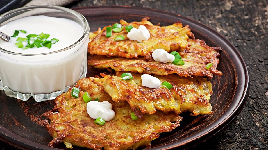 Классические драники с соусом из сметаны и огурца — пошаговый рецепт