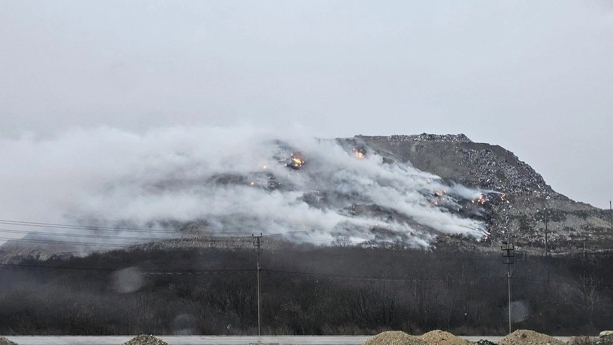 В Новороссийске за 10 дней лишь немного сократили пожар на свалке. Власти объяснили причину