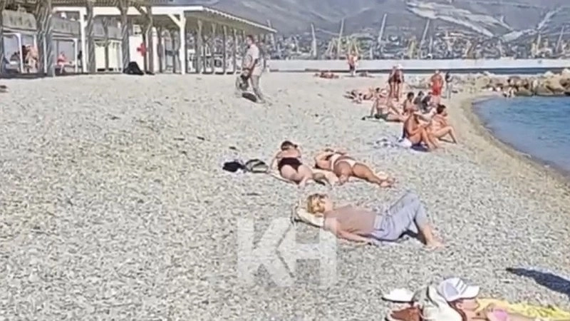 Главная картинка новости: Курортный сезон продолжается на пляжах Новороссийска