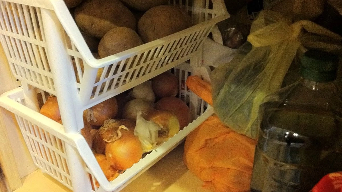 Ошибка, которая дорого стоит: почему нельзя хранить картошку под раковиной