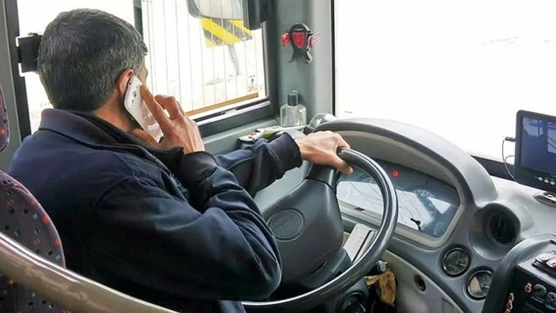 Водитель маршрутки слишком увлекся разговором по телефону