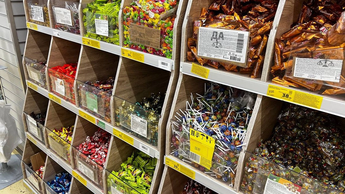 Взяла всего 5 конфет в «Пятёрочке», продавец на кассе взвесил на 320 грамм. Вот так нас обманывают в магазинах с обвесом