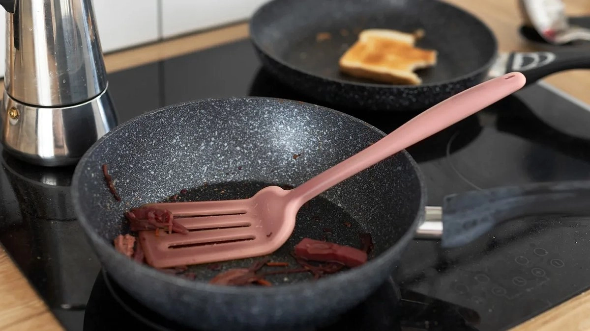 "Не покупайте дорогие средства!": лучший очиститель для посуды уже есть на вашей кухне