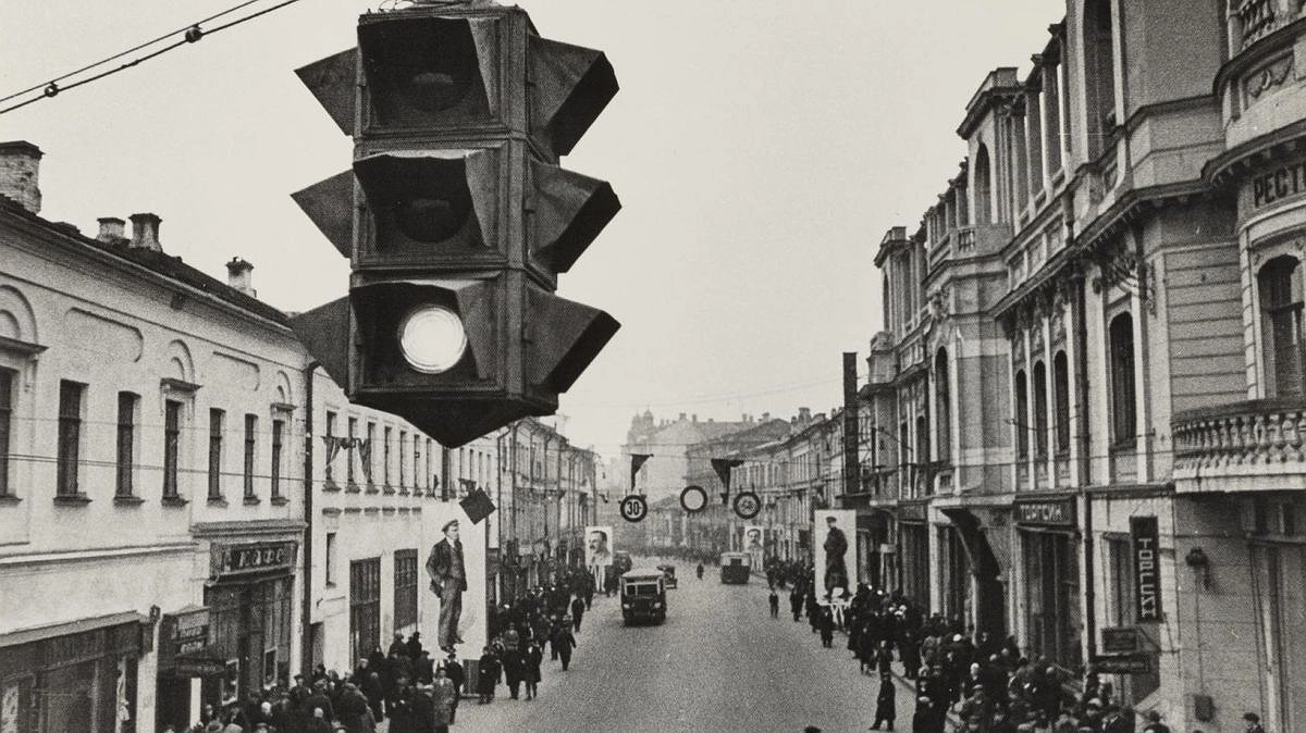 Кто и зачем изобрел первый светофор? И сколько их сейчас в Новороссийске?