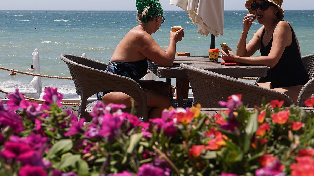 Главная картинка новости: Экономлю на отпуске: где в России отдохнуть дёшево в бархатный сезон — эксперты назвали топ-3 города, где цены кусаются меньше всего