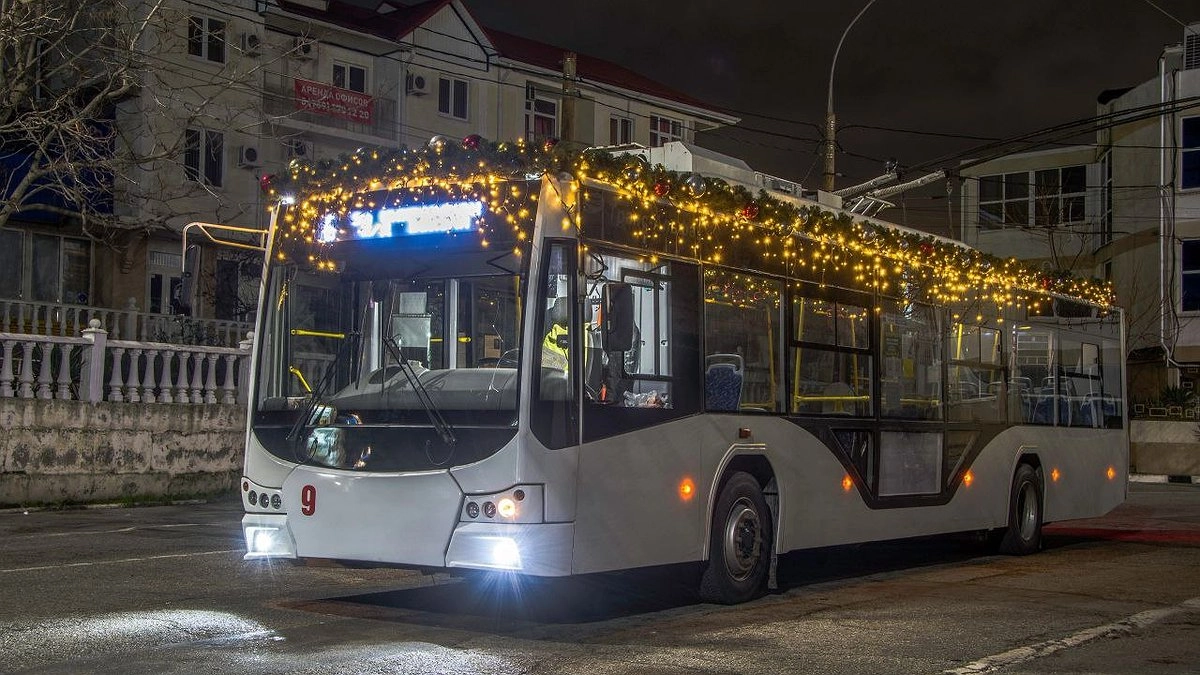 Главная картинка новости: Дед Мороз и Снегурочка будут поздравлять новороссийцев в новогоднем троллейбусе