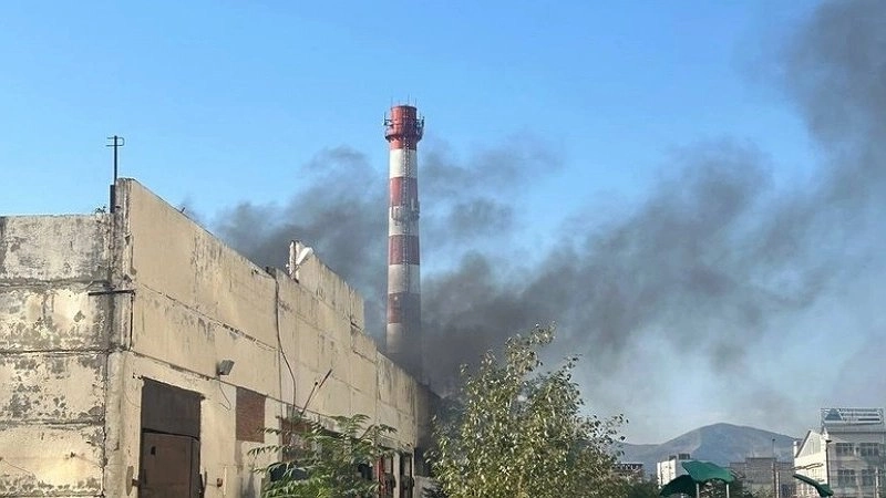 Главная картинка новости: В череде пожаров в Новороссийске полыхала заброшка на территории недостроенного депо в Южном районе