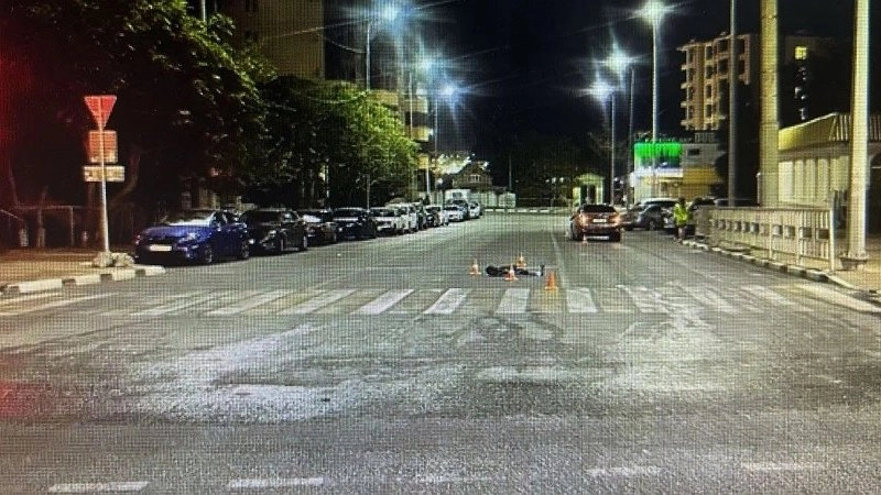 Главная картинка новости: В Новороссийске подросток на электросамокате проехал на красный свет и угодил под колеса