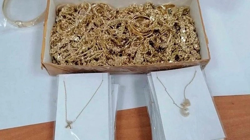 В Сочи задержали 66-летнюю женщину за попытку контрабанды золотых украшений на 56 миллионов рублей