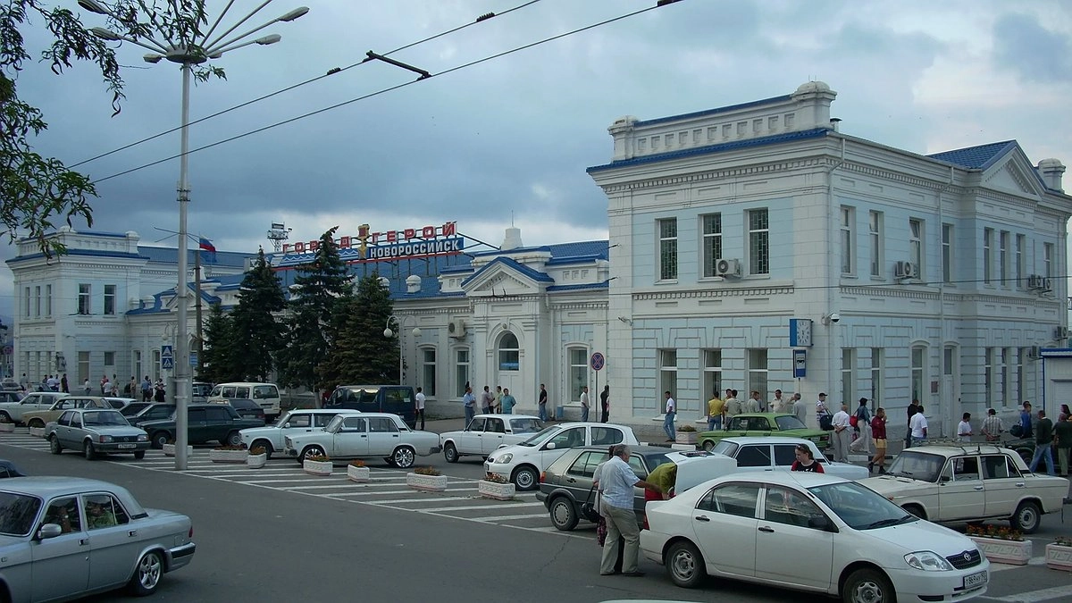 На вокзале Новороссийска разгулялись "бомбилы": пассажиры жалуются на агрессивных таксистов