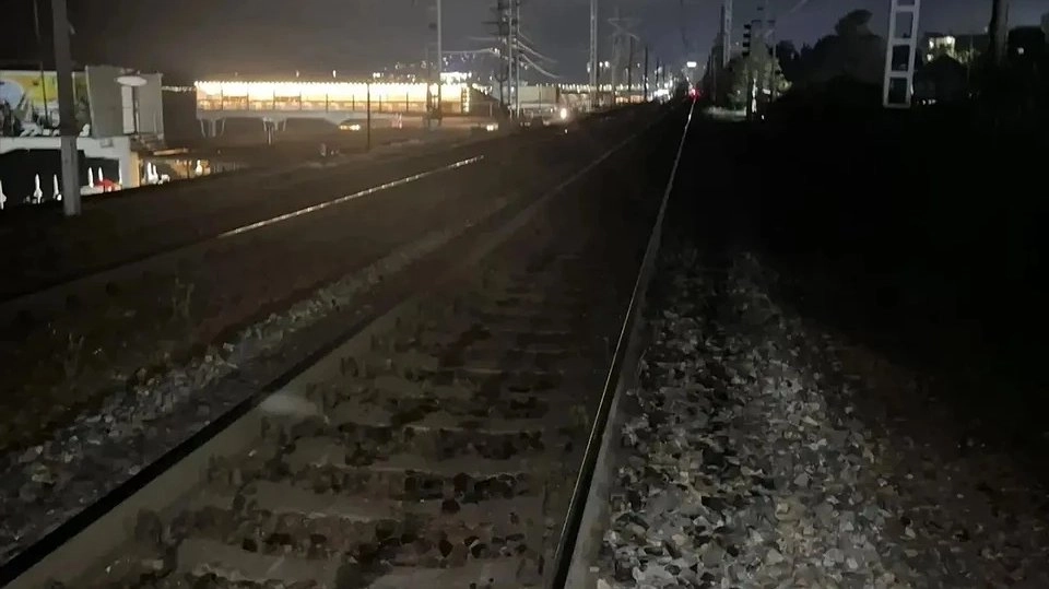 В Адлере пьяный пешеход попал под электричку и выжил